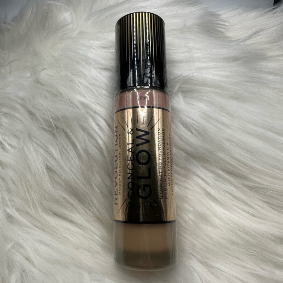 🩵3/$10 Revolution Conceal & Glow Foundation - Warm Tan - Picture 1 of 7